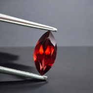 0.68Ct Натуральный гранат 8*4мм маркиз 