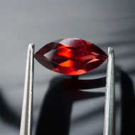 0.69Ct Натуральный гранат 8*4мм маркиз 