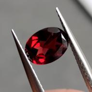 1.29Ct Необроблений піроп гранат 8*6мм (овал)