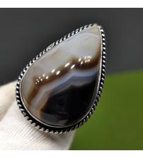 Крупное кольцо с натуральным полосатым черным агатом 17р