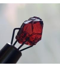 2.3Ct Необроблений піроп гранат 9*6.5мм (без огранювання) 