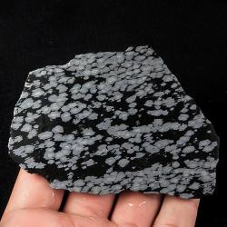 361.6Ct Снежный Обсидиан минерал без огранки 88*61мм
