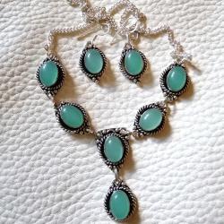 Серебряный набор с зеленым халцедоном: серьги и ожерелье