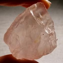 173Ct Необработанный Розовый кварц 44*36мм (кристалл)