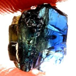 2.9Ct Необработанный трехцветный сапфир кристалл без огранки 8*5мм 