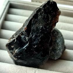 301.2Ct Величезний натуральний Моріон мінерал без огранки 77*45мм