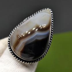 Крупное кольцо с натуральным полосатым черным агатом 17р