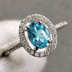 Серебряное кольцо с натуральным голубым топазом 17р 