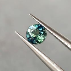 0.5Ct Натуральный полихромный трехцветный сапфир 4.58мм Видео Сертификат 