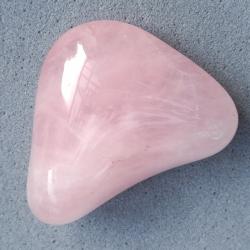 57Ct Натуральний необроблений рожевий кварц 31*24мм