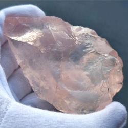607Ct Колекційний Натуральний необроблений рожевий кварц 84*55мм