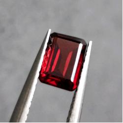 1.17Ct Натуральный гранат 7*5мм октагон (видео)