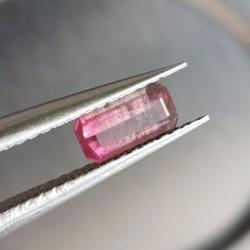 0.49Ct Розовый полихромный турмалин 6.7*3.4мм октагон (Видео)