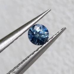 0.17Ct Необыкновенный полихромный сине-голубой сапфир 3.3мм круг (Видео)
