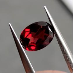 1.29Ct Натуральный пироп гранат 8*6мм (овал)