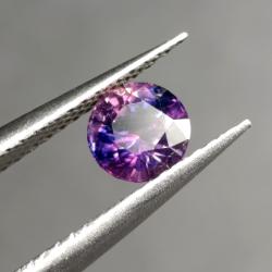 0.87Ct Уникальный полихромный фиолетовый сапфир 5.5мм (Видео)