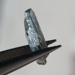 1.2Ct Натуральный необработанный аквамарин 13*4мм Бразилия  1.2Ct Натуральный необработанный аквамарин 13*4мм Бразилия