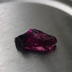 1.6Ct Необработанный малиново-фиолетовый родолит гранат 10.4*5.9мм 