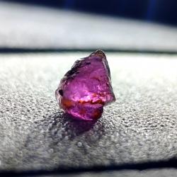 1.55Ct Необраблений фіолетово-малиновий родоліт гранат 7.3*6.1мм 1.55Ct Необраблений фіолетово-малиновий родоліт гранат 7.3*6.1мм