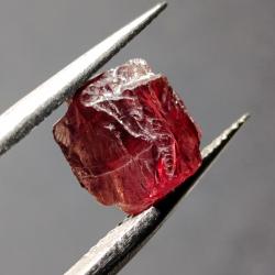 3.55Ct Необработанный пироп гранат 9.2*8.7мм (без огранки) 3.55Ct Необработанный пироп гранат 9.2*8.7мм (без огранки)