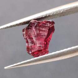 1.9Ct Необроблений родоліт гранат 8.2*8мм (без огранювання) ААА+ 1.9Ct Необроблений родоліт гранат 8.2*8мм (без огранювання) ААА+