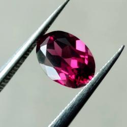 0.88Ct Натуральный родолит гранат 7*5мм (овал) 0.88Ct Натуральный родолит гранат 7*5мм (овал)