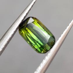 Exclusive! 1.69CT Полихромный зеленый турмалин 8.5*5.4мм (кушон)