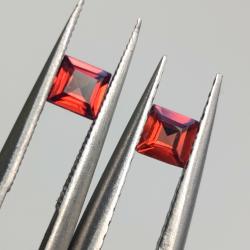 0.35Ct Натуральный гранат 3мм квадрат (пара)
