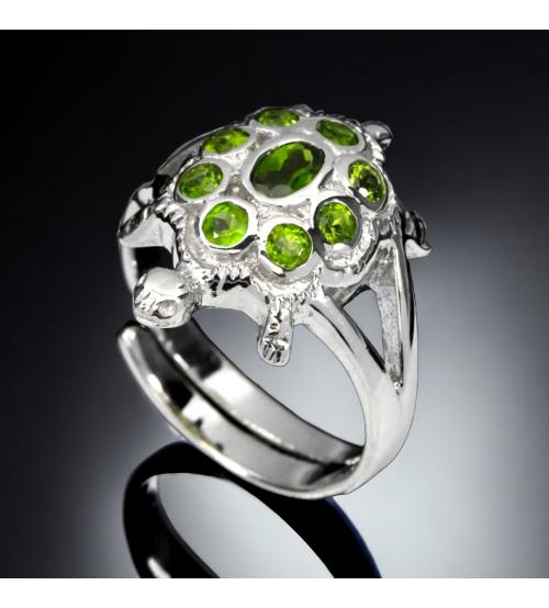 кольцо черепашка с зелеными камнями