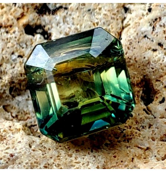 0.64Ct Роскошный полихромный трехцветный сапфир 4.4мм октагон (Видео) - Высокое качество. Доставка по Украине.
