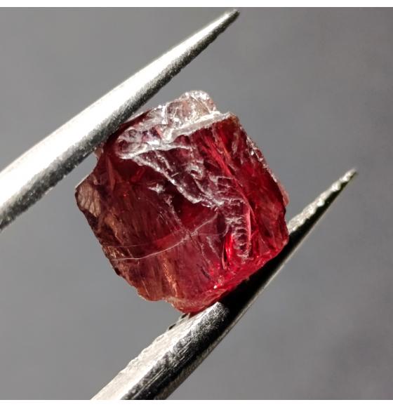 Необработанный гранат пироп Пироп гранат без огранки