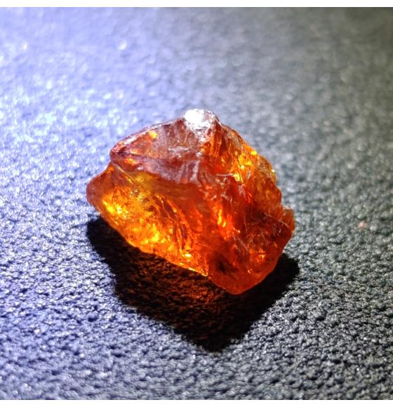 Оранжевый гранат без огранки Масайский гранат купить недорого